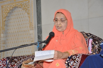 ad-Durrat ul-Bayzaa Maa-Saahebah (dm) delivering bayaan in Majlis-e-Milaad